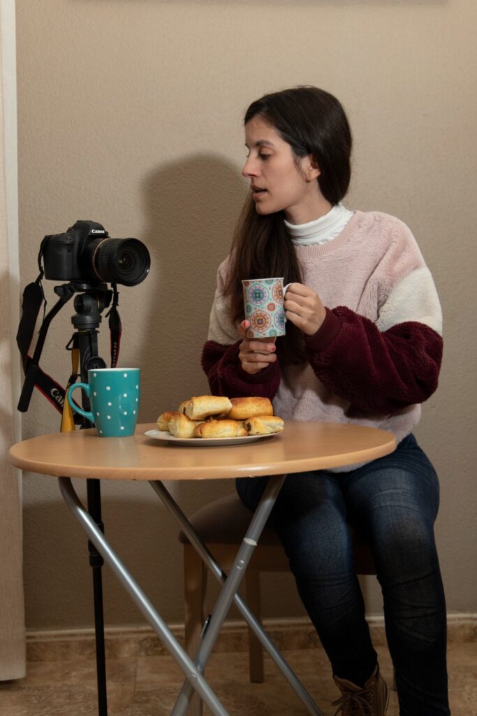 Merienda de empresa. Fotógrafa y cámara merienda de empresa. Fotógrafa y cámara meriendan napolitanas de chocolate
