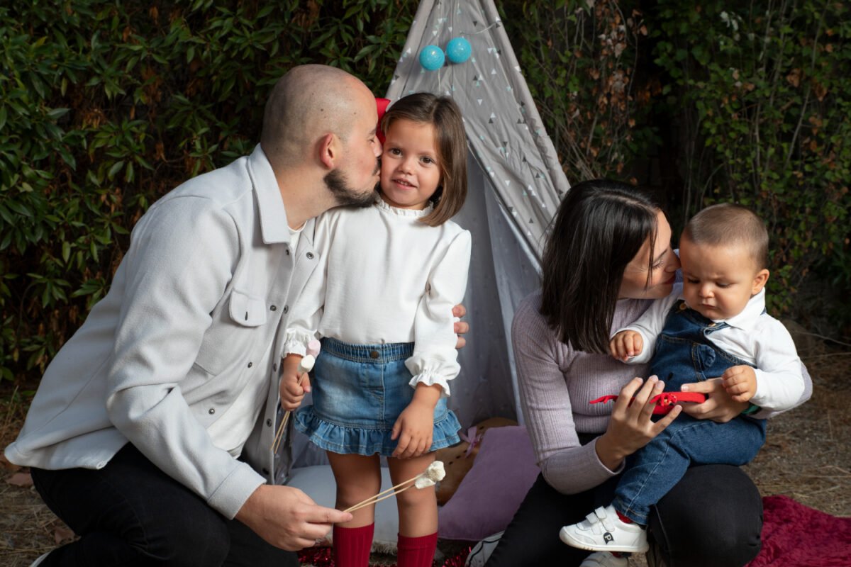 Familia en su sesión de navidad en exterior. padres con sus hijos