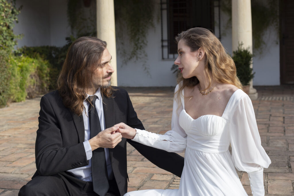 Foto postboda, pareja mirandose a los ojos