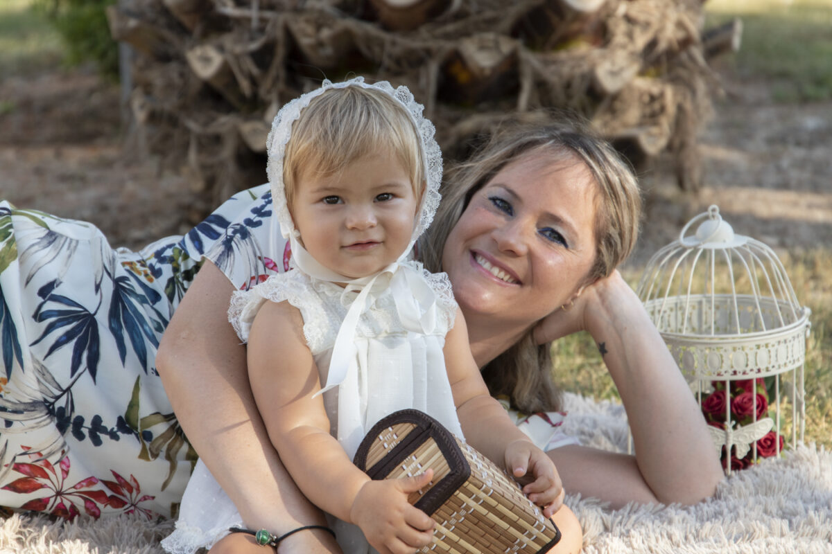 Sesión para el bautizo de María en exterior. María y su madre