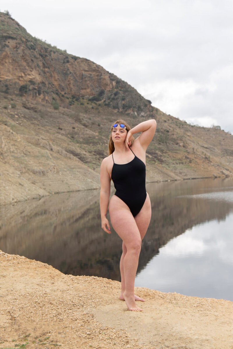Plano general nadadora Elia en el Pantano de Iznájar