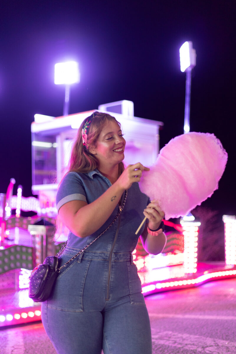 Noche en la feria tomando un algodón de azúcar