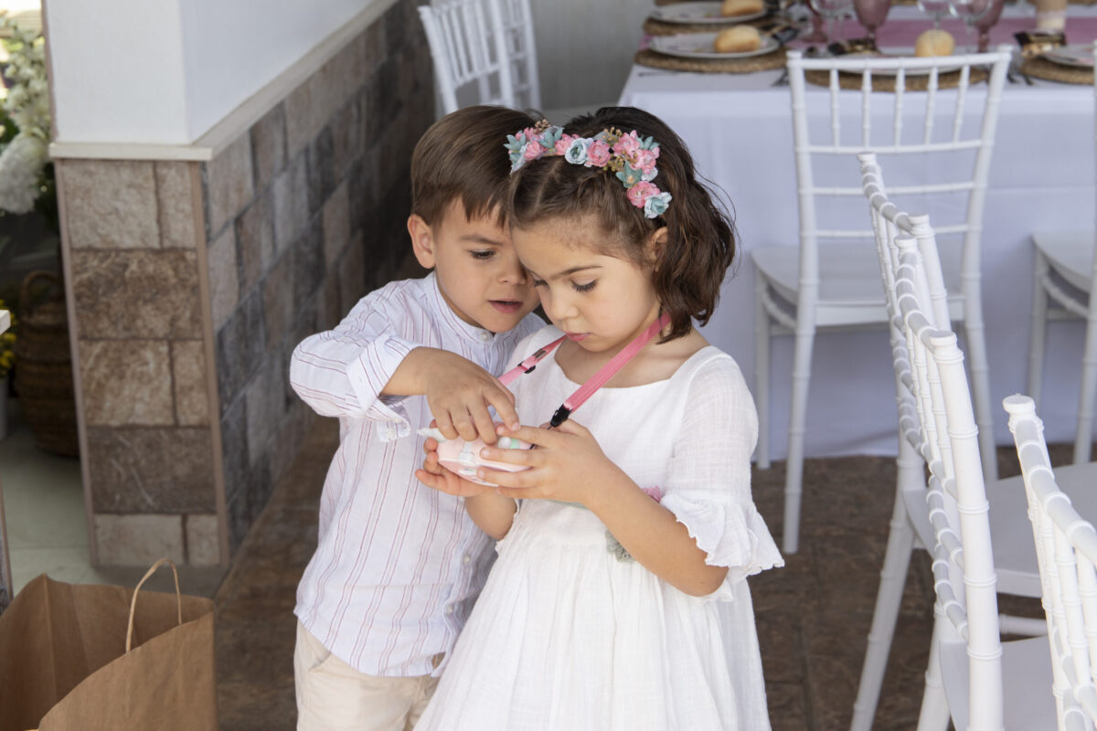Celebración bautizo de Paula. Paula con un amigo