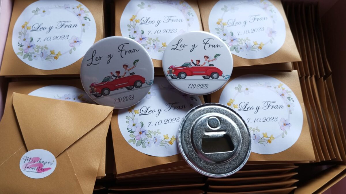 chapas personalizadas de abrebotellas con diseño para la boda de Leo y Fran
