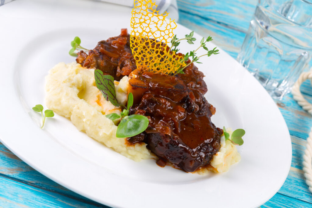 Menú para celebración. Carne en salsa con puré de patatas. presentación plato