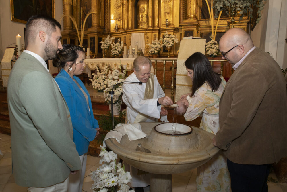 El sacerdote bautiza a Manuel
