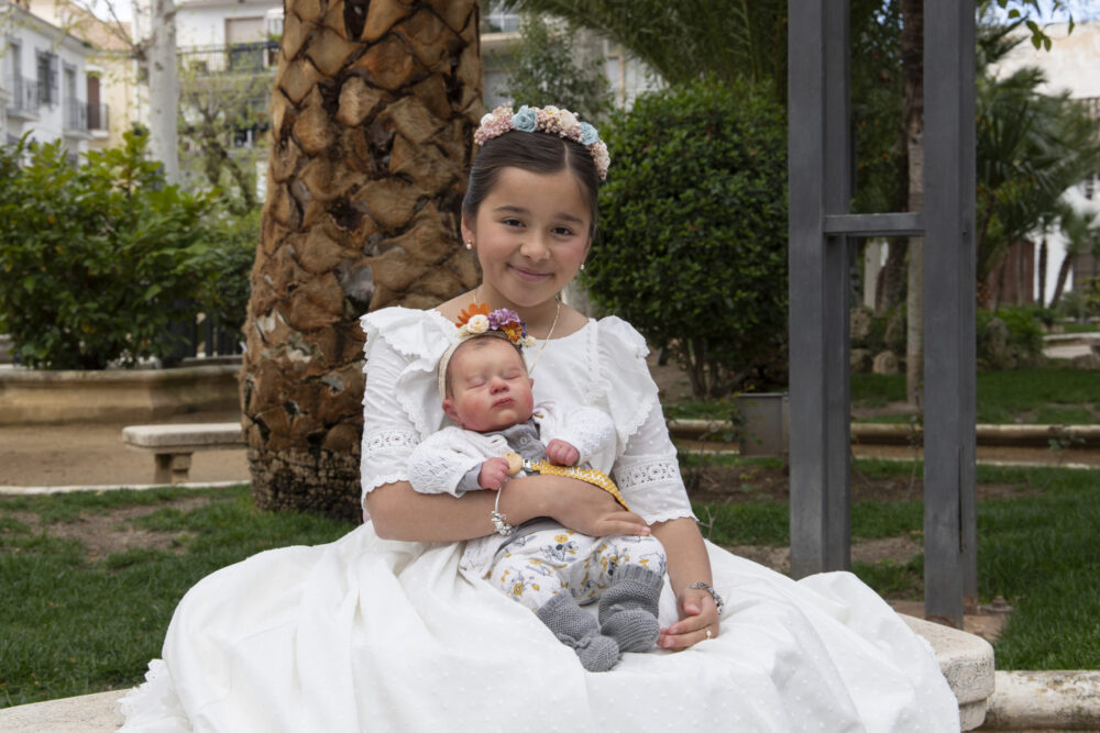 niña con bebé reborn