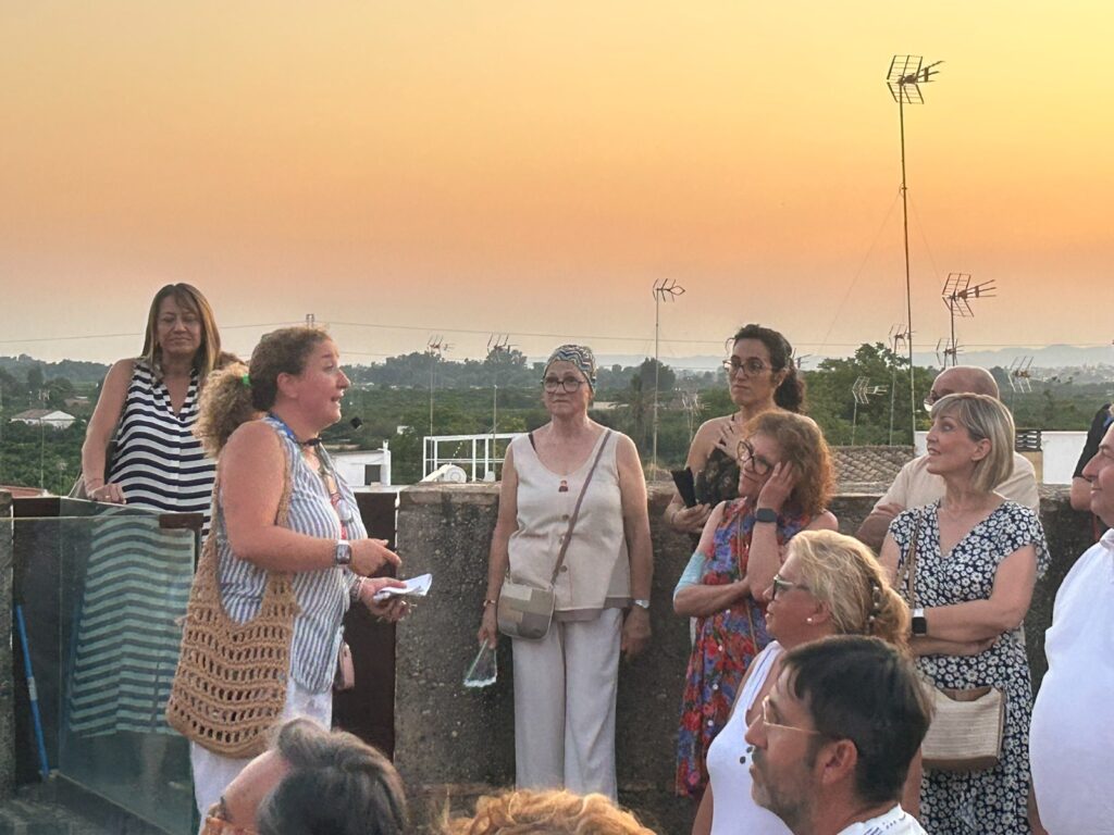 Marlyse Marín explicando guía turística