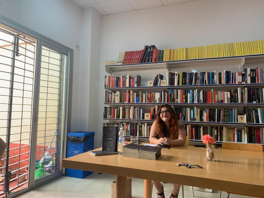 Firma de libros Lucía Rodriguez Escritora de Caos