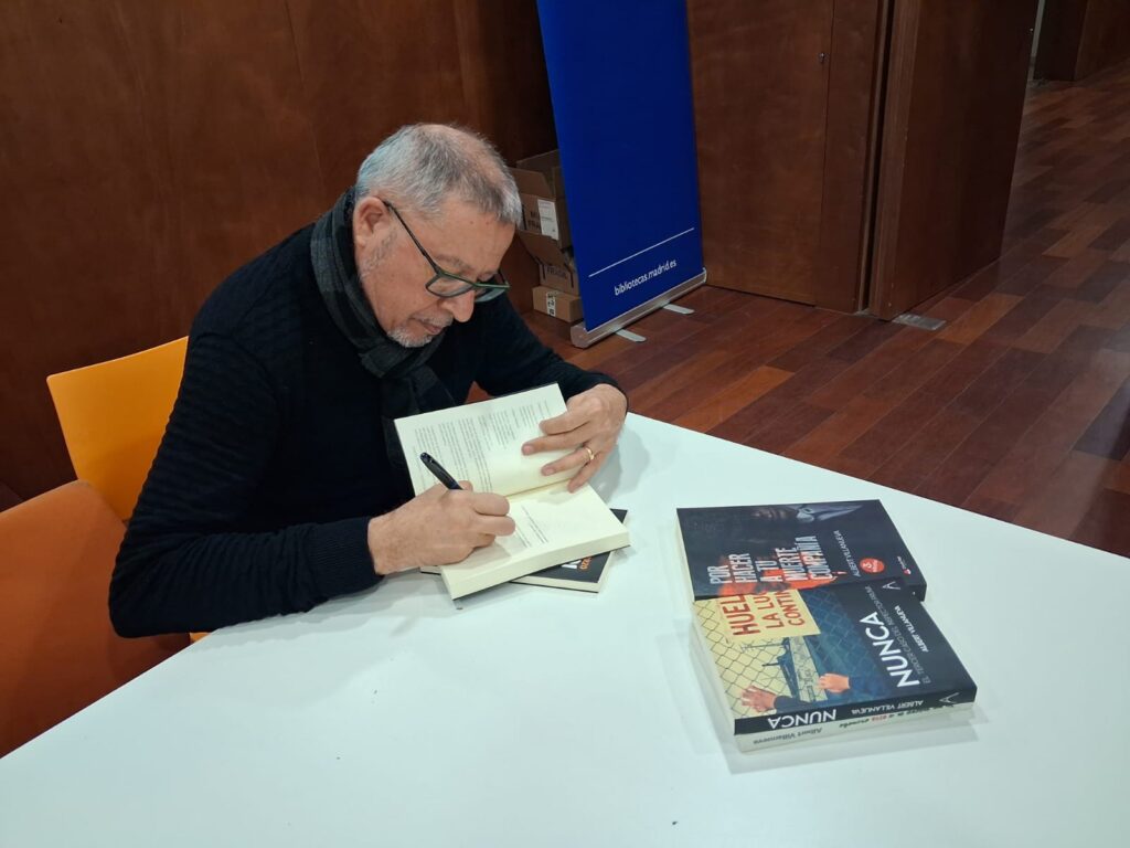 Albert Villanueva firmando ejemplares Nunca, inspector Pruna