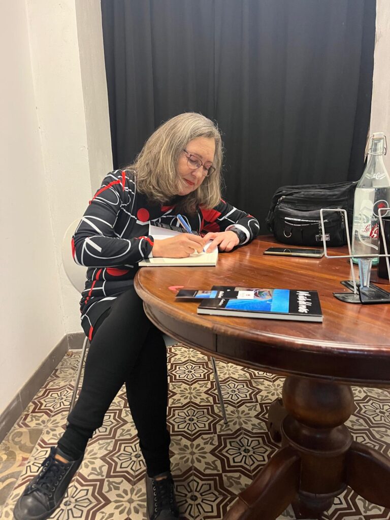 Escritora Aida Pilar García González Firma de libros, mi vida al revés